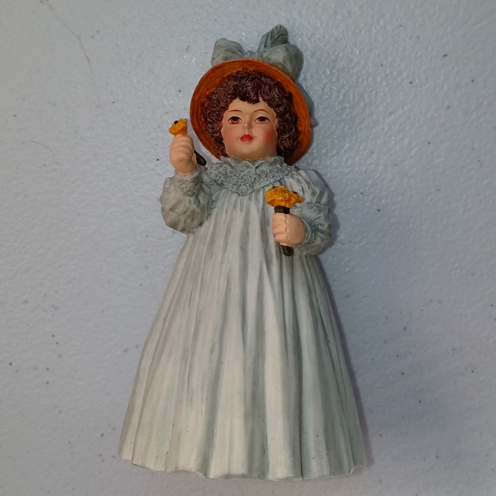 Exclusive new member figurine collectors club a flower for you h55 96 by Maud Hu